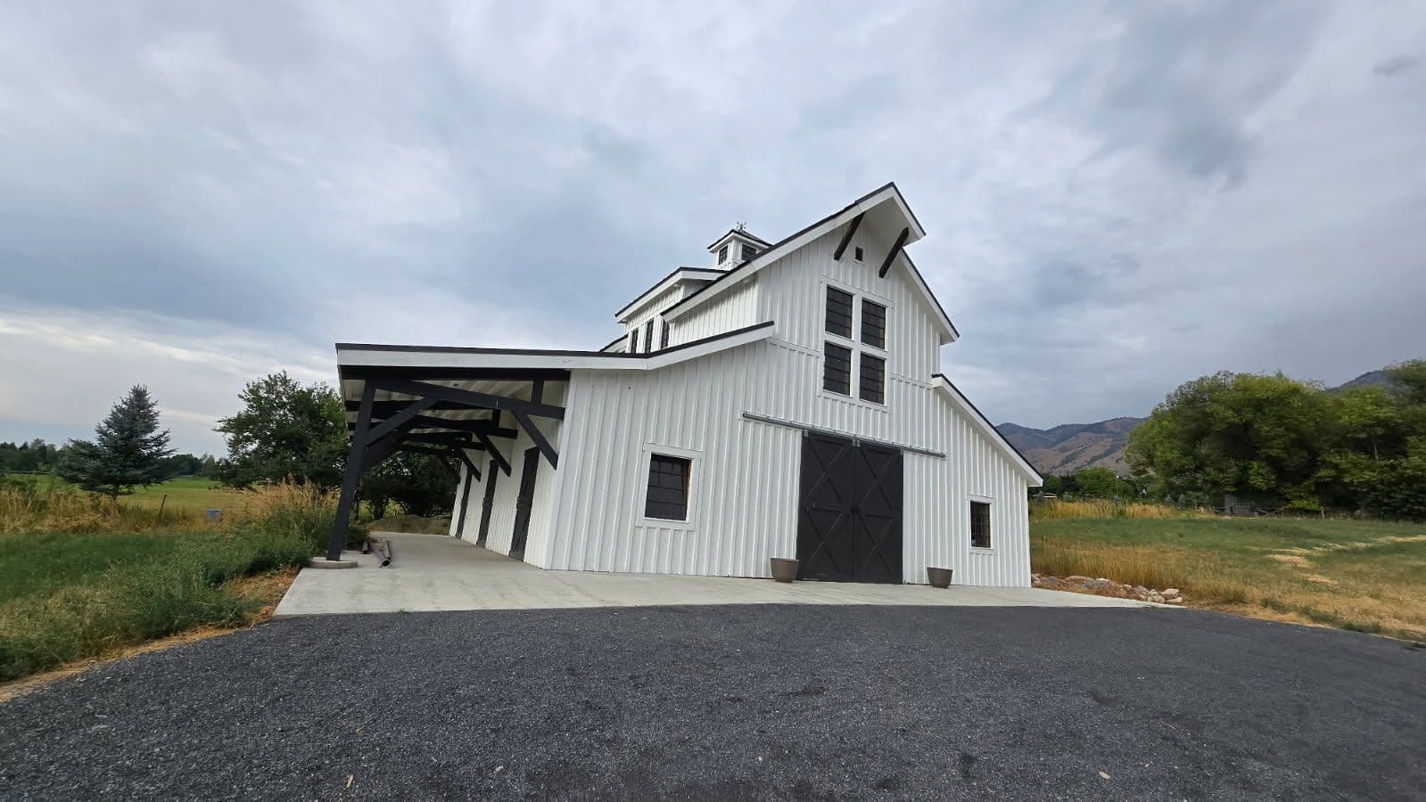 Gallery photos for Elegant Timber Frame Barn Design for Versatile Storage: Image #2