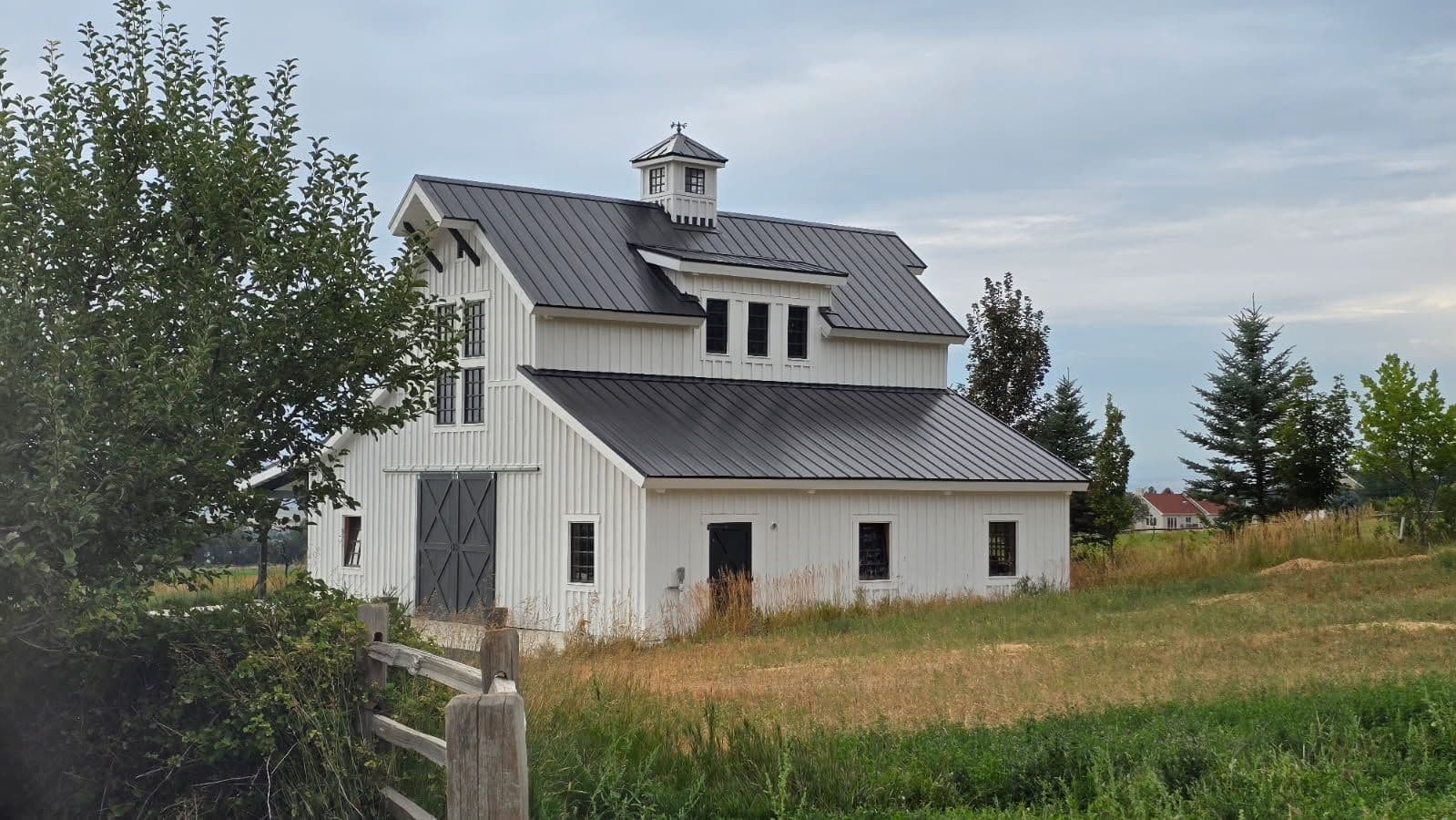 Gallery photos for Elegant Timber Frame Barn Design for Versatile Storage: Image #3