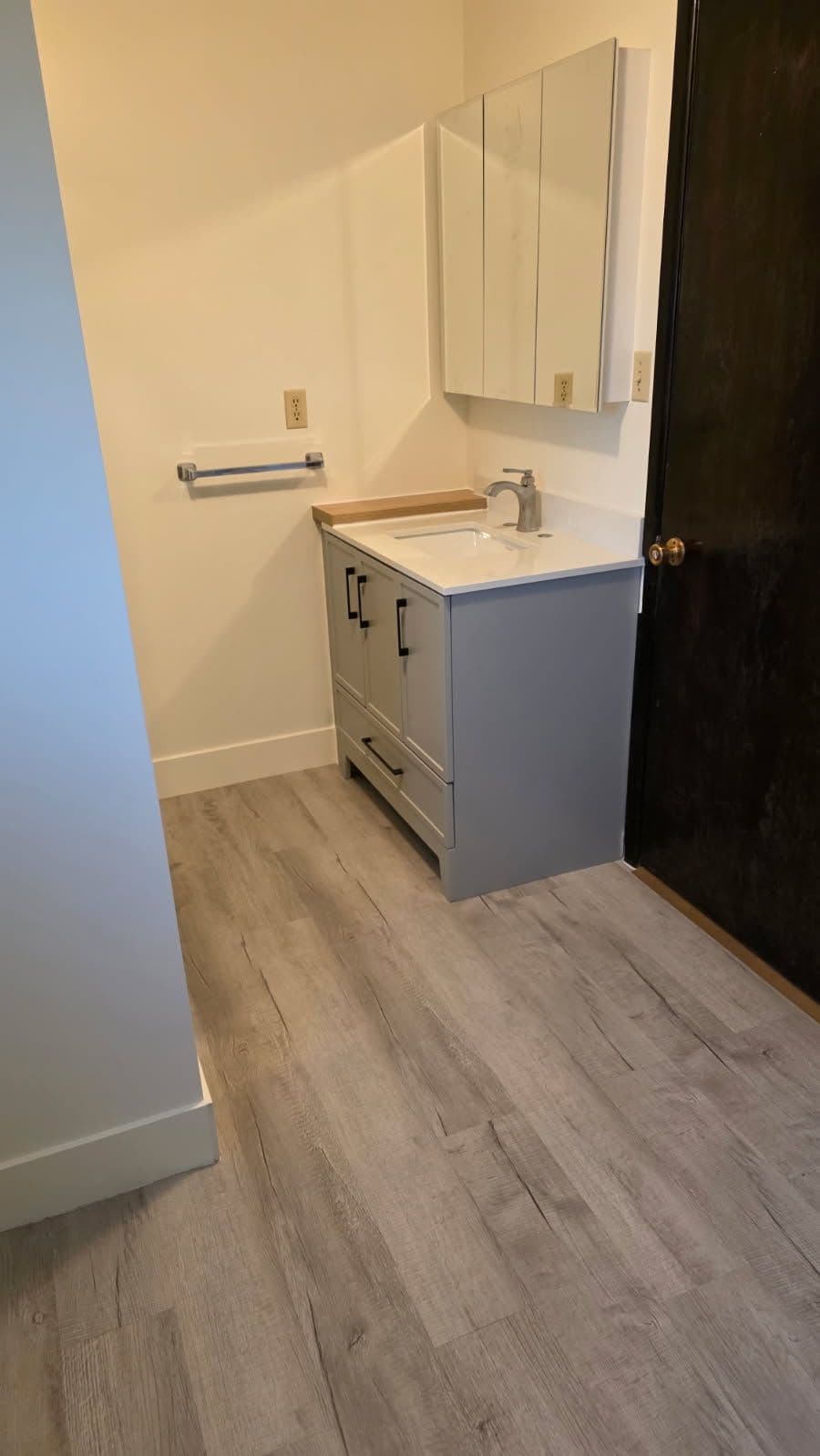 Gallery photos for Modern Bathroom Remodel with Sleek Features: Image #2