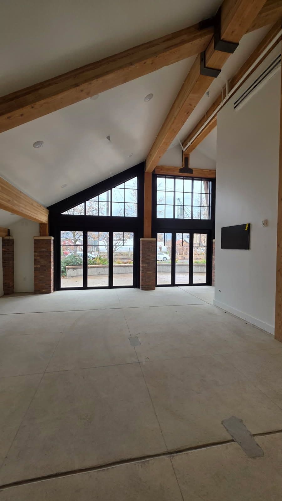 Gallery photos for Modern Industrial Interior with Exposed Beams and Ductwork: Image #3